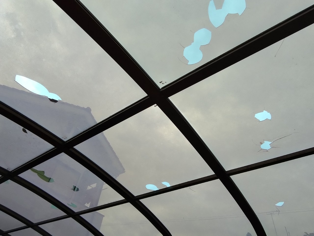 【加古川市 雹被害】カーポートのポリカ屋根にゴルフボール大の穴！現地調査報告